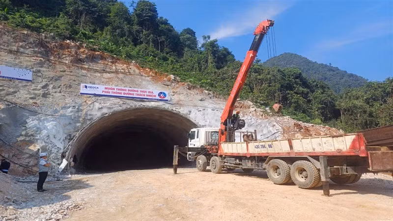 Hầm đường bộ số 2 trên tuyến cao tốc đang được thi công cả ngày lẫn đêm.
