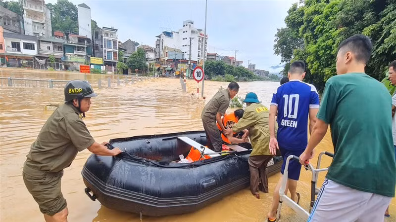 Phương tiện, lực lượng tại chỗ giúp di chuyển người dân thành phố Cao Bằng đến nơi an toàn. (Ảnh: Thành phố Cao Bằng)
