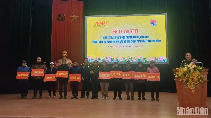 Trung tâm Hành động bom mìn quốc gia Việt Nam hỗ trợ gia đình nạn nhân bị tai nạn bom mìn tại tỉnh Cao Bằng.