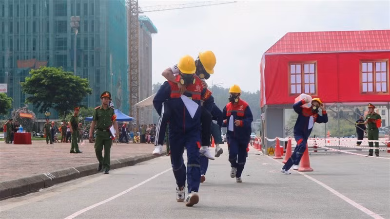 Các vận động viên thực hành cứu người và tài sản ra khỏi đám cháy.