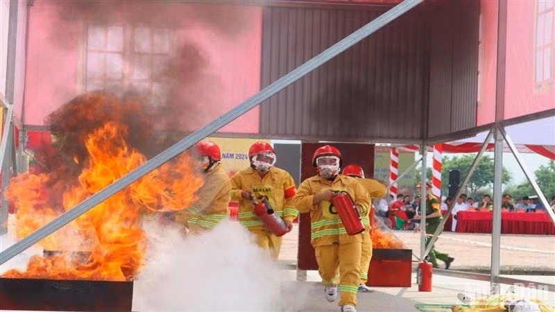 Các vận động viên diễn tập thực hành chữa cháy.