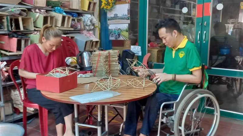 Anh Phạm Văn Thái và tình nguyện viên Hà Thị Lan làm đèn trung thu tạo thu nhập cho bản thân và đóng góp Quỹ của Câu lạc bộ.