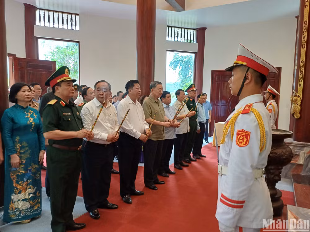 Chủ tịch nước Tô Lâm và Đoàn công tác dâng hương tại Đền thờ Đại tướng Võ Nguyên Giáp.