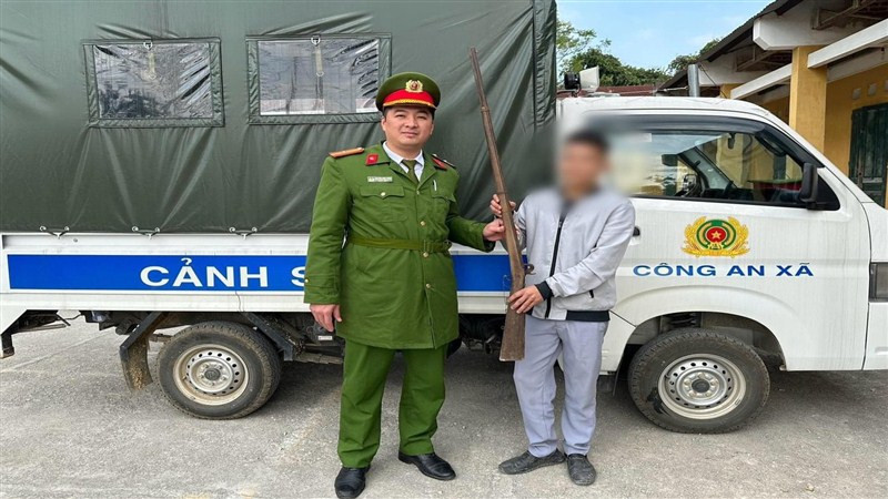 Người dân ở tỉnh Cao Bằng tự giác giao nộp súng tự chế cho lực lượng Công an. (Ảnh: Công an Cao Bằng)