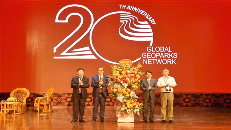 Lãnh đạo tỉnh Cao Bằng tặng hoa chúc mừng 20 năm thành lập Mạng lưới Công viên địa chất toàn cầu UNESCO.