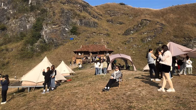 Khu vực đồi cỏ có nhiều view chụp ảnh đẹp.