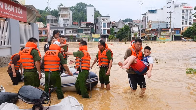 Đưa trẻ em đến nơi an toàn.