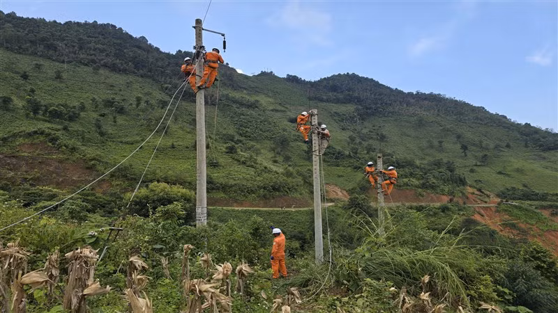 Công nhân Công ty Điện lực Cao Bằng sửa chữa, khôi phục lưới điện sau mưa lũ, sạt lở đất. Công nhân Công ty Điện lực Cao Bằng sửa chữa, khôi phục lưới điện sau mưa lũ, sạt lở đất.