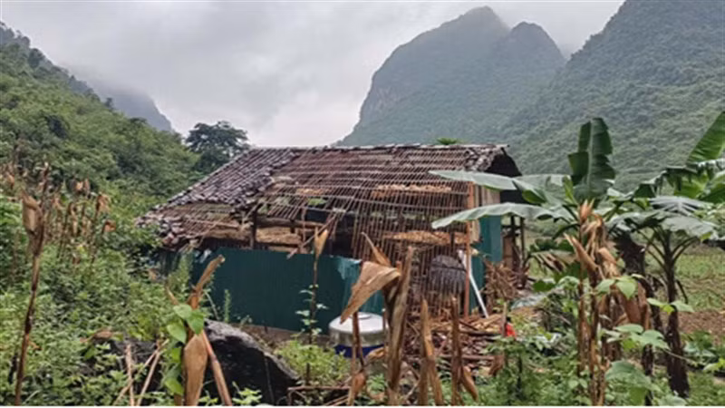 Căn nhà ở xóm Lũng Tu, xã Thượng Thôn, huyện Hà Quảng (Cao Bằng) bị đá lở khiến 2 người thương vong.