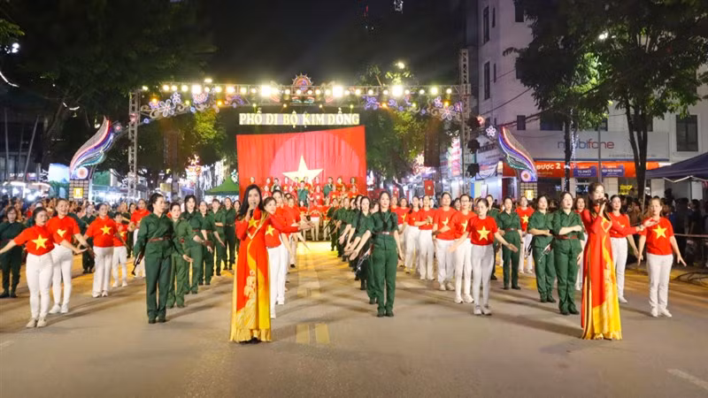 Chương trình văn nghệ phục vụ du khách tại phố đi bộ Kim Đồng, thành phố Cao Bằng (Cao Bằng). (Ảnh: Báo Cao Bằng)