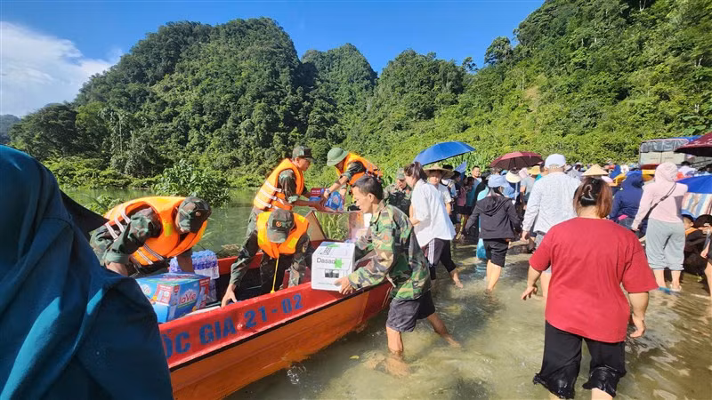 Lực lượng Ban Chỉ huy Quân sự huyện Trùng Khánh vận chuyển nhu yếu phẩm hỗ trợ người dân.