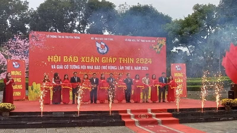 Các đại biểu cắt băng khai mạc Hội báo Xuân tỉnh Cao Bằng năm 2024.