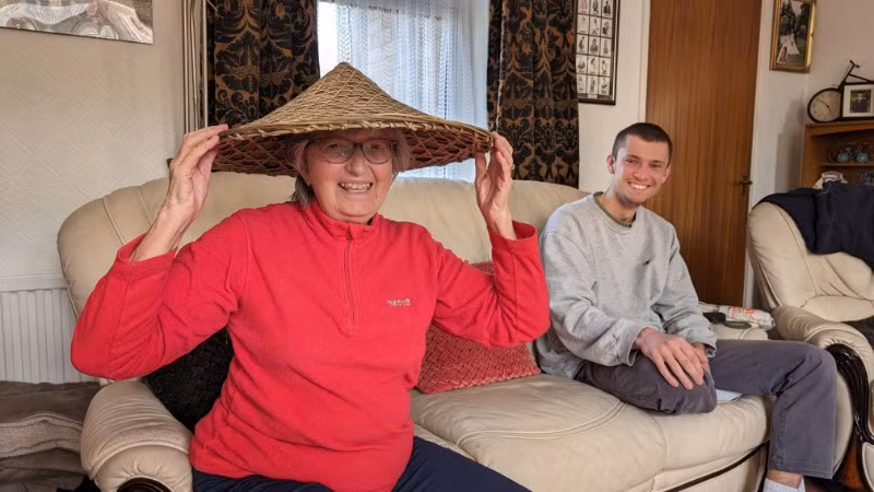 Du khách đến từ Vương quốc Anh đã mua nón chúp xà Hoàng Diệu Cao Bằng về làm quà. Du khách đến từ Vương quốc Anh đã mua nón chúp xà Hoàng Diệu Cao Bằng về làm quà.