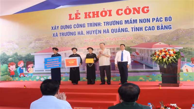 Chủ tịch nước Tô Lâm tặng quà Trường mầm non Pác Bó, xã Trường Hà, huyện Hà Quảng.