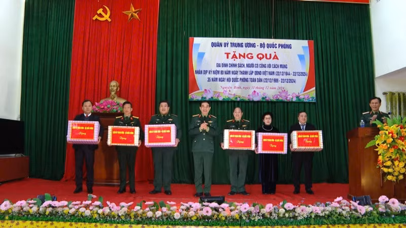 Đại tướng Phan Văn Giang tặng quà các cơ quan, đơn vị trong tỉnh Cao Bằng và huyện Nguyên Bình.