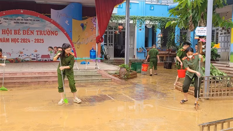 Công an hỗ trợ Trường Mầm non 1/6, thành phố Cao Bằng vệ sinh trường lớp, phục vụ dạy và học như bình thường.