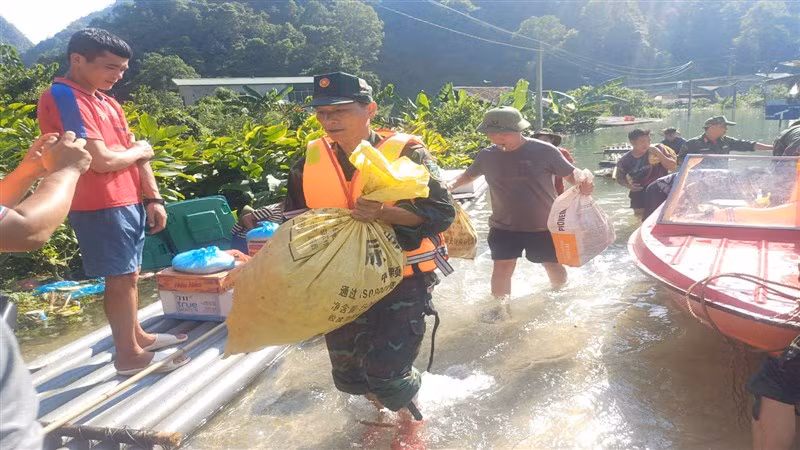 Bộ đội giúp dân vận chuyển số lương thực ít ỏi còn lại đến nơi an toàn.