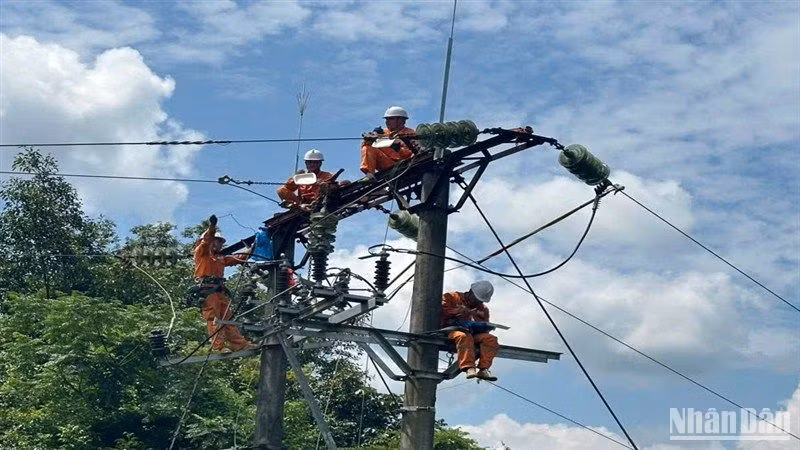 Công nhân Điện lực Bảo Lạc ăn cơm trên cột điện, khẩn trương khắc phục sự cố, cấp điện trở lại cho khách hàng.