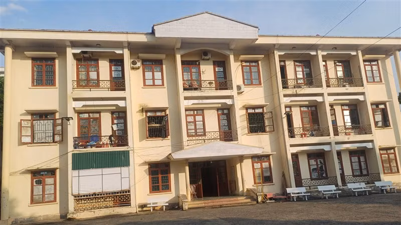 Khu nhà ở vận động viên có 3 tầng, tầng 3 đang được Trung tâm Khuyến công và xúc tiến thương mại tỉnh Cao Bằng sử dụng làm trụ sở.