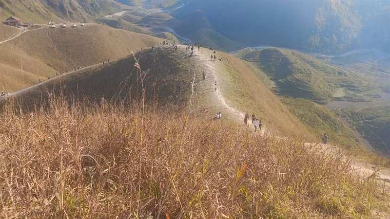 Góc nhìn từ điểm cao nhất trong khu vực đồi cỏ Ba Quáng.