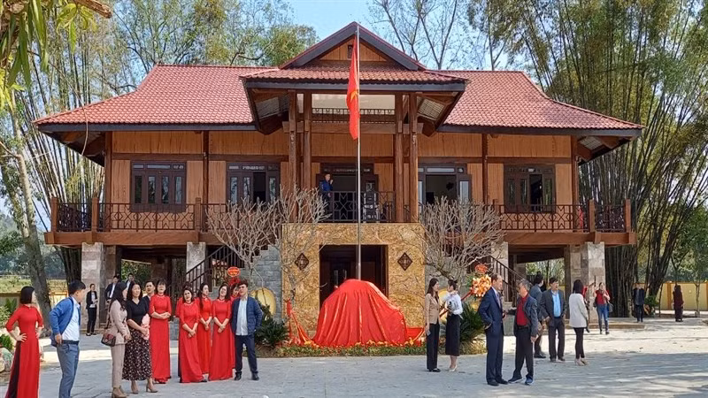 Công trình nhà văn hóa kết hợp gian thờ tưởng niệm xóm Đồng Chúp, xã Hưng Đạo, thành phố Cao Bằng (Cao Bằng).