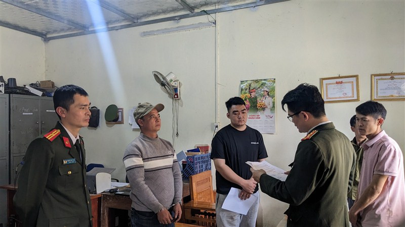 Công an tỉnh Cao Bằng khởi tố đối tượng Ma Thế Dũng (đội mũ) vì tội "sử dụng trái phép vật liệu nổ". (Ảnh: Công an Cao Bằng)