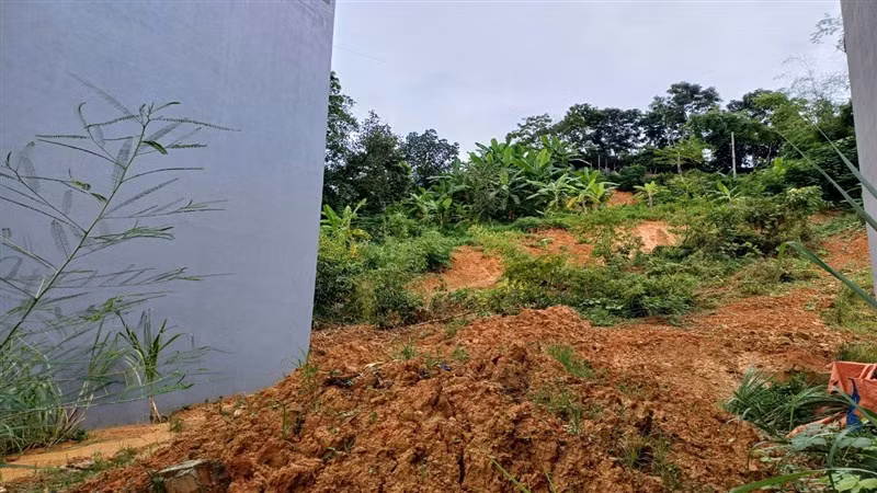 Đất đá tràn lấp vào cạnh nhà, sau nhà ông Lý Đặng Thắng ở Khu tái định cư Sông Hiến.