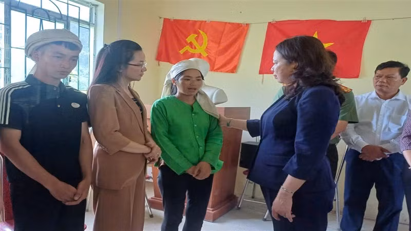 Phó Chủ tịch nước Võ Thị Ánh Xuân thăm hỏi người dân bị thiệt hại nặng do ngập lụt tại xã Mã Ba, huyện Hà Quảng, tỉnh Cao Bằng.