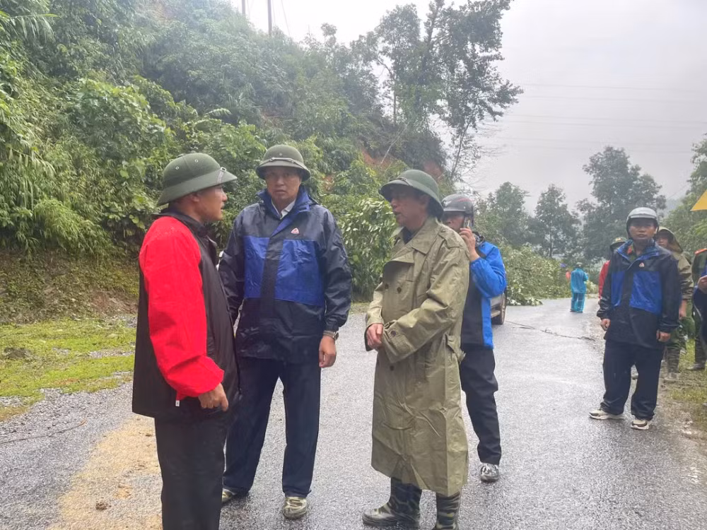 Đồng chí Hoàng Xuân Ánh, Chủ tịch Ủy ban nhân dân tỉnh Cao Bằng (mũ cối, bên phải) đến huyện Nguyên Bình chỉ đạo khắc phục hậu quả thiên tai. (Ảnh: Đài PTTH Cao Bằng)