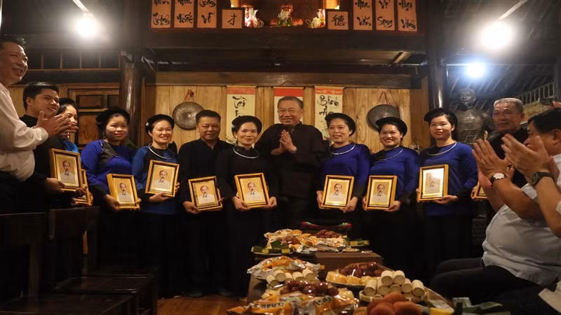 Chủ tịch nước Tô Lâm tặng quà người dân xóm Pác Bó, xã Trường Hà, huyện Hà Quảng, tỉnh Cao Bằng.