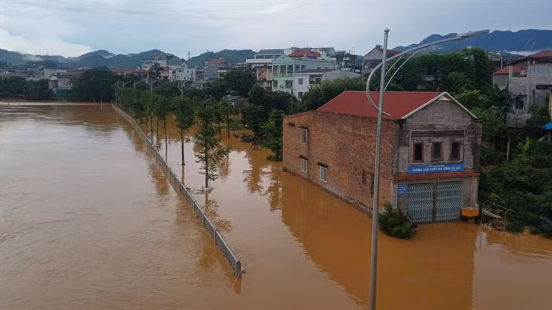 Nhà dân ven sông ở phường Hợp Giang, thành phố Cao Bằng bị ngập lụt.