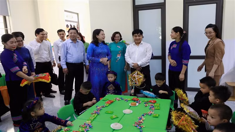 Phó Chủ tịch nước Võ Thị Ánh Xuân kiểm tra tình hình cơ sở vật chất của Trường Mầm non Pác Bó.