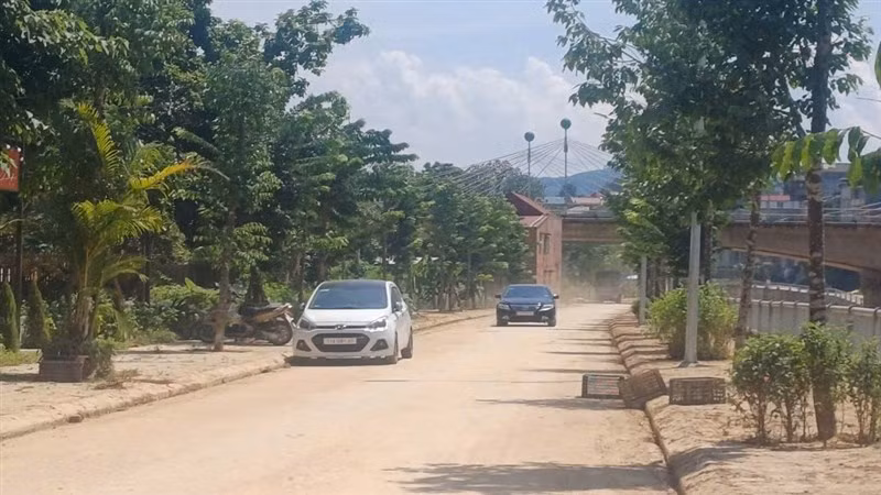 Trên các tuyến đường ven sông ở thành phố Cao Bằng, giao thông trở lại bình thường.