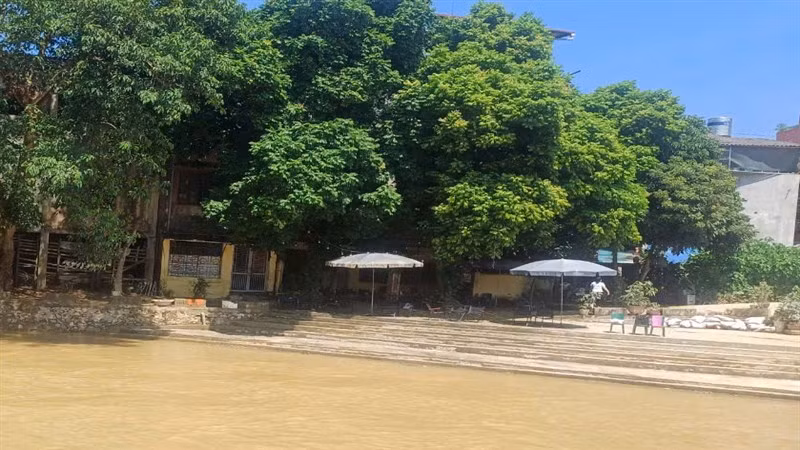 Quán cà-phê ven sông Hiến, thành phố Cao Bằng hoạt động trở lại.