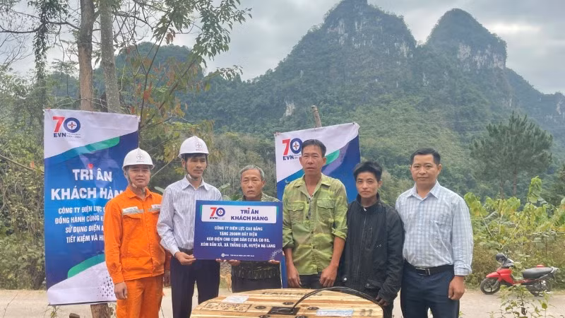 Điện lực Hạ Lang hỗ trợ dây cáp điện cho khu dân cư Ba Co Ro, xóm xóm Bản Xà, xã Thắng Lợi, huyện Hạ Lang, tỉnh Cao Bằng.