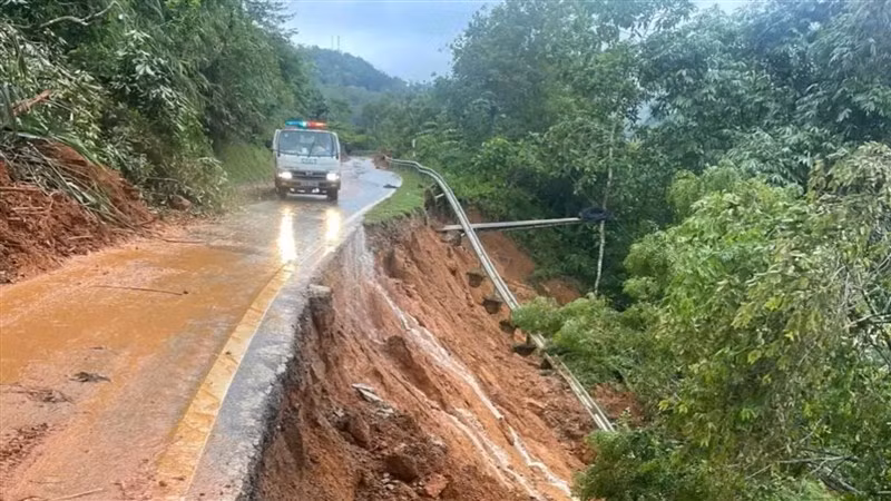 Cảnh sát giao thông tuần tra, cảnh báo nguy hiểm trên những tuyến đường. Ảnh: Công an huyện Nguyên Bình.