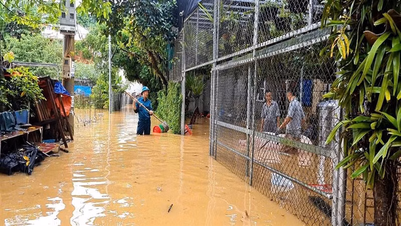 Lực lượng dân quân thành phố Cao Bằng giúp người dân di chuyển tài sản, vật nuôi đến nơi an toàn.