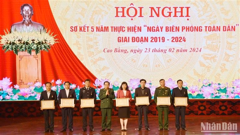 Thiếu tướng Phùng Quốc Tuấn, Phó Chính ủy Bộ đội Biên phòng trao Kỷ niệm chương “Vì chủ quyền an ninh biên giới Tổ quốc” cho các cá nhân.