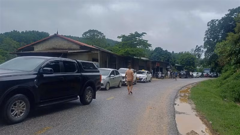 Hàng dài phương tiện ùn tắc trên Quốc lộ 3.