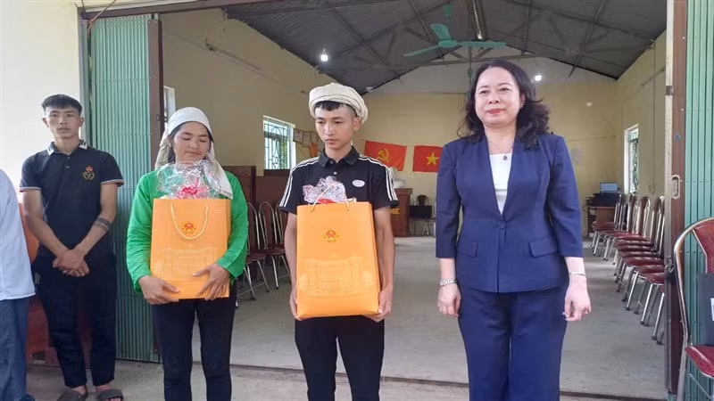 Phó Chủ tịch nước Võ Thị Ánh Xuân tặng quà người dân ở xã Mã Ba, huyện Hà Quảng.