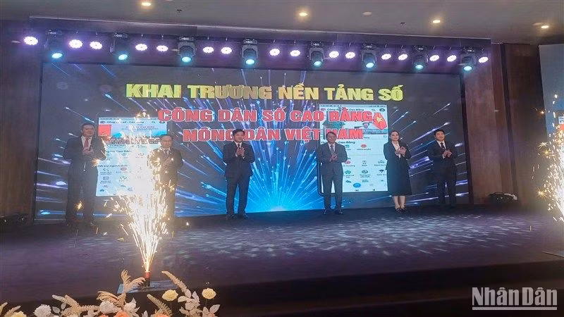 Lãnh đạo tỉnh Cao Bằng và các đơn vị liên quan tại lễ khai trương, chính thức đưa vào hoạt động 2 nền tảng thúc đẩy chuyển đổi số tại địa phương.