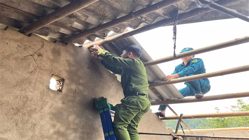 Lực lượng vũ trang tỉnh Cao Bằng giúp dân khắc phục hậu quả thiên tai.