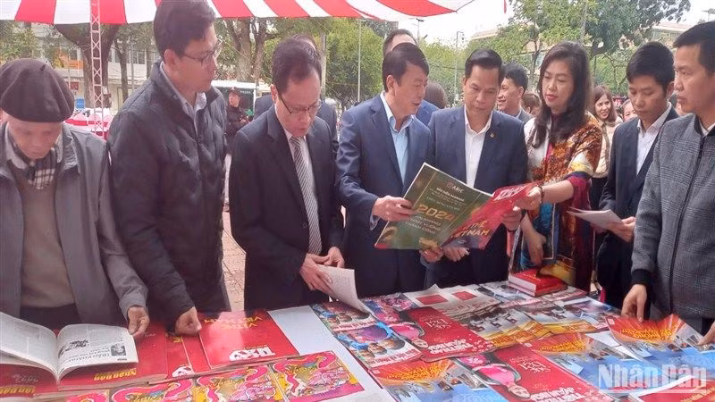 Các đại biểu tham quan gian trưng bày ấn phẩm báo Xuân.
