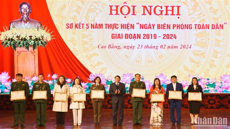 Lãnh đạo tỉnh Cao Bằng trao Bằng khen cho các cá nhân có thành tích trong thực hiện "Ngày Biên phòng toàn dân".
