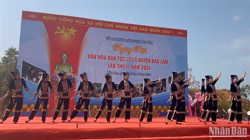 Tiết mục văn nghệ khai mạc ngày hội.