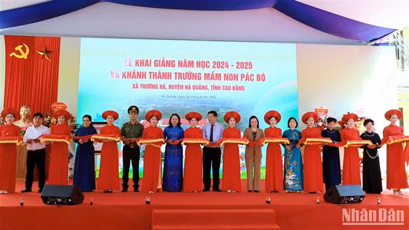 Phó Chủ tịch nước Võ Thị Ánh Xuân và các đại biểu cắt băng khánh thành Trường Mầm non Pác Bó, xã Trường Hà, huyện Hà Quảng, tỉnh Cao Bằng.