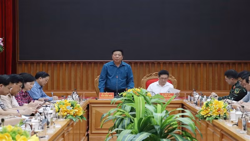 Bí thư Tỉnh ủy Cao Bằng Trần Hồng Minh báo cáo với đoàn công tác Chính phủ tình hình mưa lũ, sạt lở đất gây thiệt hại tại địa phương.