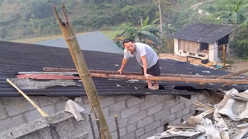 Người dân xã Thắng Lợi, huyện Hạ Lang, tỉnh Cao Bằng lợp lại mái nhà, ổn định cuộc sống.