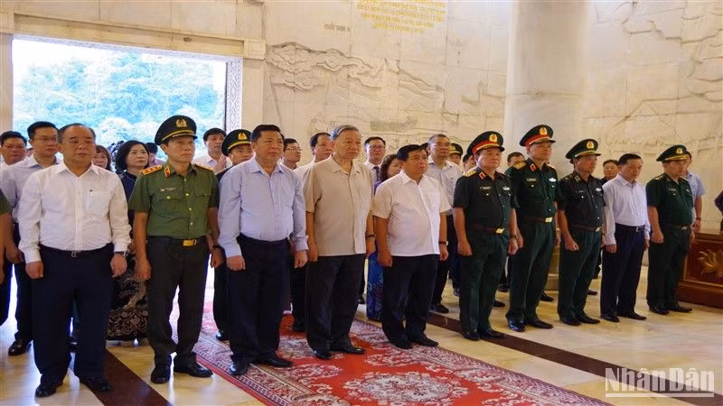 Chủ tịch nước Tô Lâm và đoàn công tác dâng hương, dâng hoa tại Đền thờ Chủ tịch Hồ Chí Minh, Khu di tích Quốc gia đặc biệt Pác Bó.