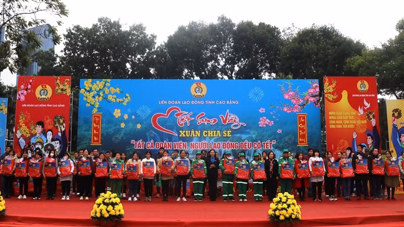 Các đại biểu tặng quà người lao động.